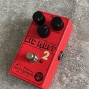 Červený kytarový efekt s nápisem BIG MUFF 2 a menším textem DUAL OP.AMP. Na spodní části je logo electro-harmonix, podpis R.E. Myers a nápis NEW YORK…