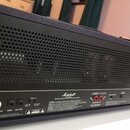 Zadní strana kytarového zesilovače značky Marshall v modrém potahu. Na spodním panelu je nápis MODEL: 2266, logo Marshall a různé ovládací prvky včet…