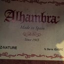 Fotografie detailu štítku uvnitř hudebního nástroje. Na štítku je červeným písmem nápis Alhambra, pod ním text Made in Spain a Since 1965. V dolní čá…
