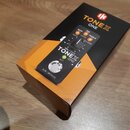 Krabice s kytarovým pedálem TONEX ONE. Na obalu je zobrazen černý kompaktní pedal s ovládacím knoflíkem, zelenou LED diodou a nápisy VOL/GAIN, ALT a…