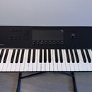 Černý MIDI kontrolér s klaviaturaí. Na levé straně je bílý nápis KONTROL S49 MK3. Horní panel obsahuje displej, několik tlačítek a řadu osmi otočných…