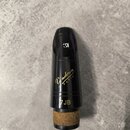 Černý nástavce (mouthpiece) s logem Vandoren PARIS v zlatém písmu. Pod ním je uveden označený model 7 JB a v horní části je bílé logo KC. Spodní část…