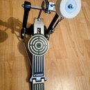 Krytý pohled na basový pedál v kovovém a černém provedení. Na stupni je vidět logo SONOR a nápis MADE IN GERMANY. Pedál je vybaven řetízkovým přenose…
