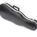 Černý tvrdý pouzdro na hudební nástroj s ergonomickým tvarem. Má stříbrné okraje, dvě kovové zámky a černé úchytné madlo. Na povrchu nejsou viditelné…