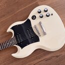 Bílá elektrická kytara s černým plechtem a dvěma humbuckery. Na těle jsou čtyři otočné knoflíky a jeden přepínač s nápisem TREBLE Rhythm. Kytara má s…