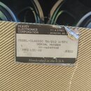 Fotografie detailu štítku na zadní straně zesilovače s texturovaným povrchem. Na štítku je uveden nápis PEAVEY ELECTRONICS CORPORATION, adresa 711 A…