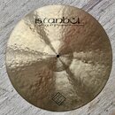 Kruhová mosazná činely s kladivkovaným povrchem. Na horní části je černý nápis istanbul® a Agop Handmade cymbals from Turkey. Ve spodní části je čtve…