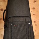 Černý pol pevný pouzdro na hudební nástroj z textiledního materiálu. V horní části je umístěno logo GATOR Cases. Ve spodní části se nachází velká kap…