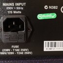 Detail zadní strany zařízení s napájecím konektorem. Nad konektorem je nápis MAINS INPUT 230V ~ 50Hz 175 Watts a pod ním nápis USE ONLY 250V FUSES. V…