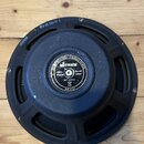Zadní strana černého reproduktoru s kovovým rámem. Uprostřed magnetu je štítek s nápisy: JENSEN INDUSTRIES - SPEAKERS DIVISION, Jensen, Alnico Magnet…