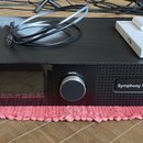 Černý rackový zvukový rozhraní s nápisy APOGEE, CONTROL a Symphony I/O. V pravém dolním rohu je štítek s nápisem Special Edition. Na horní straně pří…