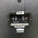 Detail zadní strany reproduktoru s černým plastovým panelem a dvěma konektory pro připojení. Na panelu jsou nápisy 120 WATTS MAX PER SIDE STEREO, RIG…