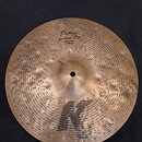 Kovový činel s kladivkovaným povrchem v bronzové barvě. Na horní části je nápis „Custom Special Dry“ a pod ním text „HIHAT TOP 14"/35cm“. V dolní čás…