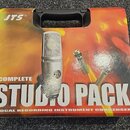 Kartonová krabice s černou plastovou rukojetí. Na povrchu je nápis JTS® a velký text COMPLETE STUDIO PACK, pod kterým je uveden popis VOCAL RECORDING…