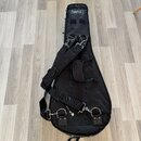 Černý textilní pouzdro na hudební nástroj s popruhem a rukojetí. Na spodní části je vidět nápis ROCKBAG na dvou malých štítcích. Povrch textilie vyka…