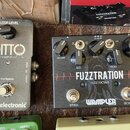 Na fotografii jsou dva kytarové efekty. Vlevo je stříbrný pedál s nápisy „DITTO STEREO LOOPER“ a logem „tc electronic“, vybavený dvěma ovládacími kno…
