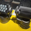 Dvě černé LED par světla na nastavitelné držáky. Levý kus má viditelnou mřížku s 12 LED diodami, pravý kus je zobrazen ze zadní strany a má chladicí…