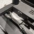 Detail černého kovového pedalboardu s dvěma zapuštěnými konektory pro napájení. Na boku je bílý nápis 9/12/18V 500mA. K zařízení je připojen černý ka…