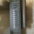 Černý ovládací panel s nápisem obey 40 v horní části a logem CHAUVELITE ve spodní části. Zařízení obsahuje řadu tlačítek v sekcích FUNCTIONS, SCENES…