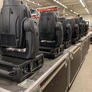 Řada šesti černých světelných hlav umístěných na transportních kufrech. Zařízení jsou v plastovém provedení s viditelnými ventilačními mřížkami a kon…