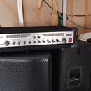 Černý kytarový zesilovač s bílým předním panelem, na kterém je vlevo logo FENDER a vpravo nápis Bassman 250. Panel obsahuje řadu ovládacích knoflíků…