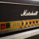 Kytarový zesilovač značky Marshall, model JCM 800 LEAD SERIES STUDIO. Má černý texturovaný povrch a zlatý ovládací panel s několika otočnými knoflíky…