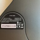 Detailní záběr na černou nálepku s technickými specifikacemi na šedém povrchu nástroje. Na nálepce je logo a nápis ENYA MUSIC, model Nova Go Sonic a…