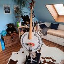 Na fotografii je hybridní nástroj kombinující tělo banjona a hmatník kontrabasu v dřevěném provedení. Na bílém povrchu těla je černý nápis „Country m…