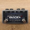 Kytarový efekt v kovovém šasi s černým povrchem a modrými pruhy. Na přední straně je bílý nápis SWITCH BLADE+ a logo electro-harmonix NEW YORK CITY,…