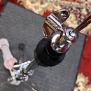 Detail chromovaného úchopu s knoflíkem, na kterém je vyryt nápis SONDE. Součástí je černý pěnový nebo gumový návlek na hrdle. V pozadí je vidět část…