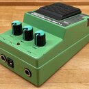 Zelený kytarový efekt s černým nášlapným spínáčem. Na horní části je bílý nápis TUBE SCREAMER CL Classic a TS9. Na přední straně jsou tři černé otočn…