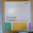 Bílá čtvercová krabice s nápisem Polyend Tracker+ a doplňkem Standalone Audio Workstation. V pravém horním rohu je logo Polyend®. Ve spodní části jso…