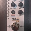 Bílý kytarový efekt s nápisem MOOER a označením TONE CAPTURE GTR. Na horní straně jsou čtyři otočné knoflíky s popisky LEVEL, TREBLE, MID SHIFT a MID…