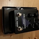 Černý kytarový efekt s nápisy CARL MARTIN, Designed In Denmark a DUAL COMPRESSOR LIMITER. Zařízení má dva stoupací spínače označené jako Select a Byp…