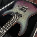 Elektrická kytara s tělem v přechodové barvě od fialové přes šedou po zelenou s viditelným plamenovitým zrnem dřeva. Nástroj má dva humbuckery, most…