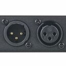Černý obdélníkový panel s třemi konektory. Jsou zde dva kulaté XLR konektory a jeden malý hranatý napájecí vstup. Vlevo je umístěn malý přepínací spí…