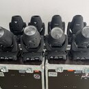 Osm černých světelných hlav typu moving head umístěných na dvou transportních kufrech. Na tělech světel jsou viditelné nápisy CHAUVET a INTROSPOT. Ku…