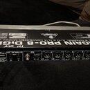 Zadní strana rackového zařízení v černé barvě. Na horní části je bílý nápis ULTRAGAIN PRO-8 DIGITAL PROFESSIONAL 9-CHANNEL A/D & D/A CONVERTER MODEL…