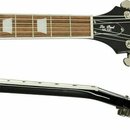 Detail hředu a hlavy elektrické kytary s černým povrchem. Na hlavě jsou nápisy Epiphone, Les Paul MODEL a na zadní straně hředu Lee Paul MUSE. Hmatní…