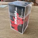 Průhledné plastové pouzdro s černým a červeným potiskem. Na boku je bílý nápis DiMarzio INC. a pod ním text 1388 Richmond Ter lace, PO Box 100387, St…