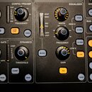 Detailní záběr na ovládací panel digitálního mixážního pultu s černým povrchem. Panel obsahuje sekce s názvy CONFIG/PREAMP, EQUALISER, GATE a DYNAMIC…