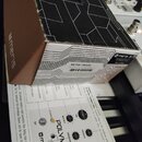 Krabice s nápisem Meris a modelovým označením MR POLYMOON. Na spodní části krabice je čárcový kód a text DESIGNED AND MADE IN LOS ANGELES, CA USA. Ve…