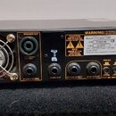Zadní strana černého zesilovače s logem Markbass v levém dolním rohu. Na přístroji jsou viditelné konektory pro Speaker Out, Tuner Out, Return Effect…