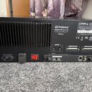 Zadní strana černého rackového digitálního mixeru značky PreSonus s nápisem STUDIOLIVE RM32 AR. Zařízení obsahuje napájecí vstup, červený vypínač a r…