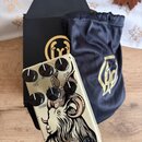 Kremově bílý kytarový efekt s černými ovládacími knoflíky a nápisy vol, 3v, gain, bass, mode, treb. Na spodní části je nápis EONS a logo Walrus Audio…