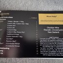 Fotografie zobrazuje rozložení obsahu (Contents) v uživatelské příručce. Text je bílý na černém pozadí a obsahuje seznam instrukcí, diagramů pro mode…