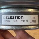 Detail kovového reproduktoru s bílou nálepkou. Na nálepce je uveden nápis CELESTION, T5706A, 16Ω, VOX 10, GB29 a MADE IN CHINA. V pravém horním rohu…