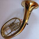 Zlatavý mosazný železný nástroj typu euphonium nebo tuba. Na povrchu není vidět žádné logo, značka ani modelové označení. Nástroj vykazuje v dobrém s…