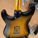 Zadní strana elektrické kytary s barevným přechodem od žluté k černé (sunburst). Tělo je lakované a v dolní části se nachází výřez s viditelným kovov…
