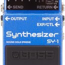 Modrý kytarový efekt s nápisem Synthesizer SY-1 a logem BOSS na černém spínacím pedálu. Horní část obsahuje čtyři otočné ovladače a nápisy EFFECT DIR…